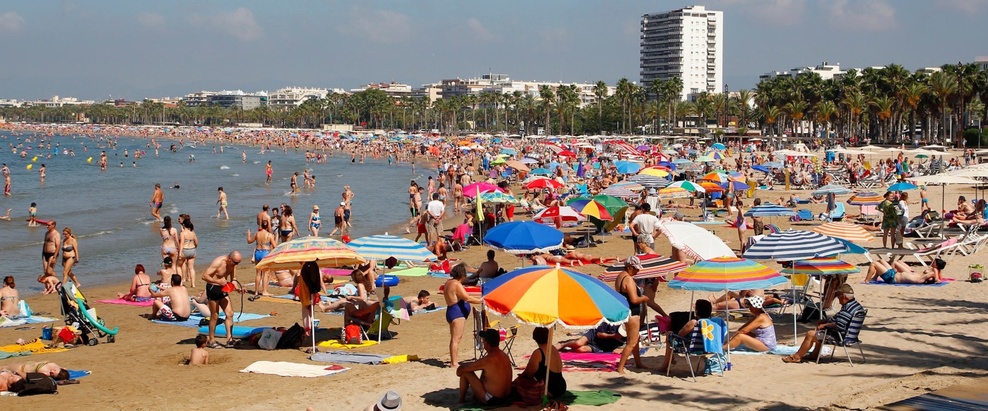 Explorando el sistema laboral catalán y los servicios para turistas extranjeros